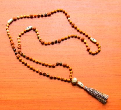 Mala van Natural wood stone, Picture Japis, bruine Tigeroog en Rudraksha.