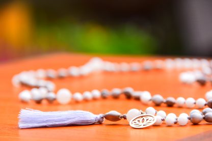 Mala van Malaysia Jade wit, Howliet wit, Lotusbloemzaad en een Zilveren Lotus bedel -vegan - ? - Afbeelding 2